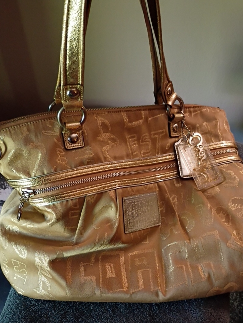 Suggested Title

Authentic Coach Poppy Story Patch Glam Tote  Metallic Gold Y2K